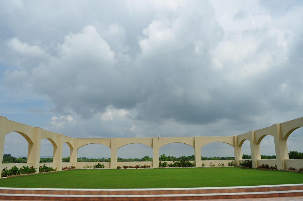 Ramada By Wyndham Jaipur Jaisinghpura Hotel Exterior foto