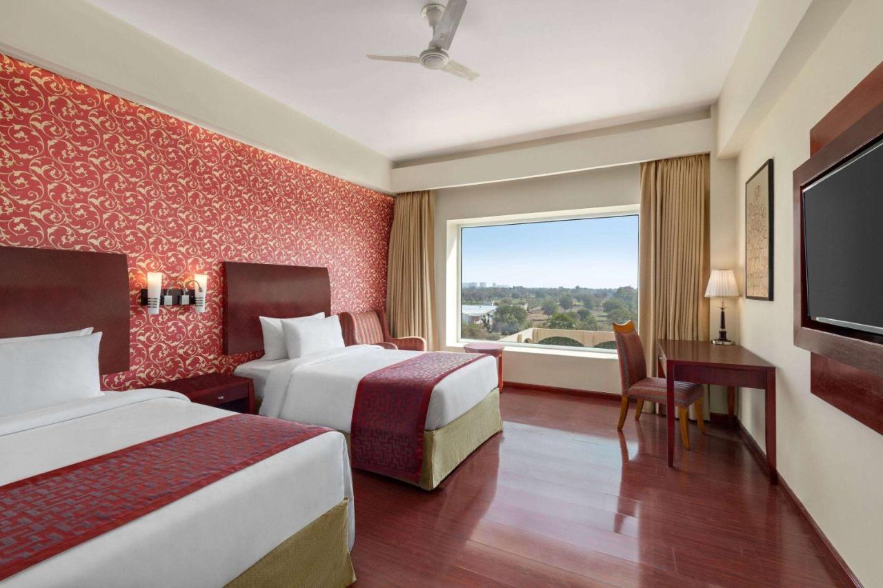 Ramada By Wyndham Jaipur Jaisinghpura Hotel Exterior foto