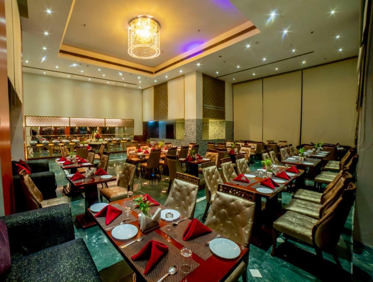 Ramada By Wyndham Jaipur Jaisinghpura Hotel Exterior foto