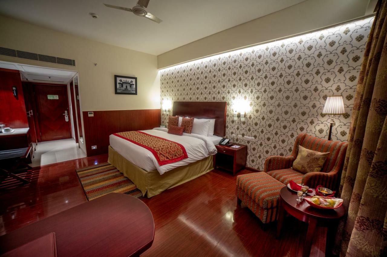 Ramada By Wyndham Jaipur Jaisinghpura Hotel Exterior foto