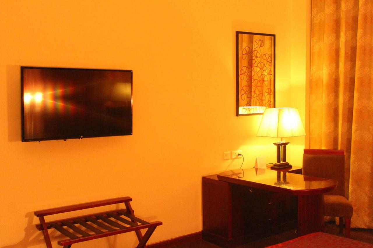 Ramada By Wyndham Jaipur Jaisinghpura Hotel Exterior foto