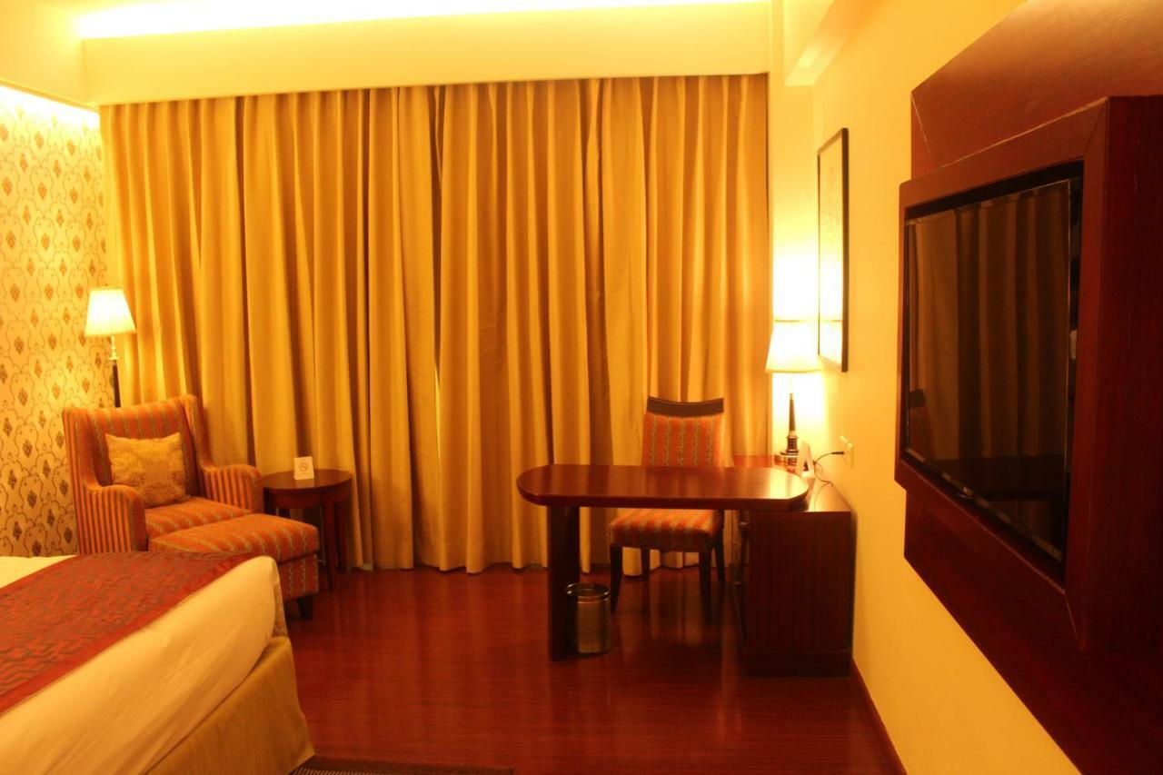 Ramada By Wyndham Jaipur Jaisinghpura Hotel Exterior foto