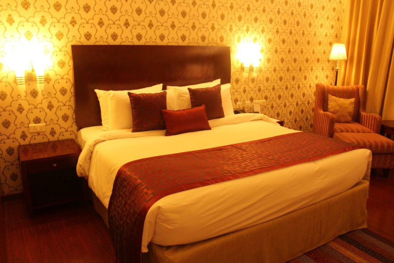 Ramada By Wyndham Jaipur Jaisinghpura Hotel Exterior foto