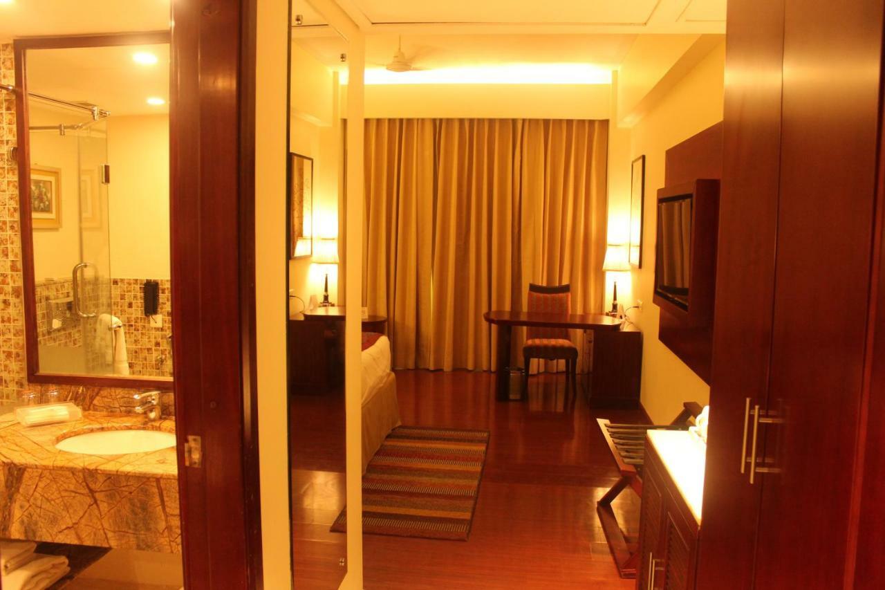 Ramada By Wyndham Jaipur Jaisinghpura Hotel Exterior foto