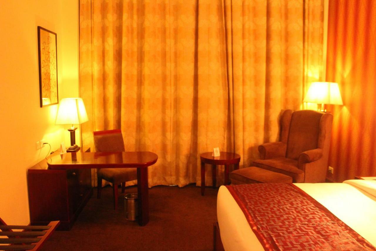 Ramada By Wyndham Jaipur Jaisinghpura Hotel Exterior foto
