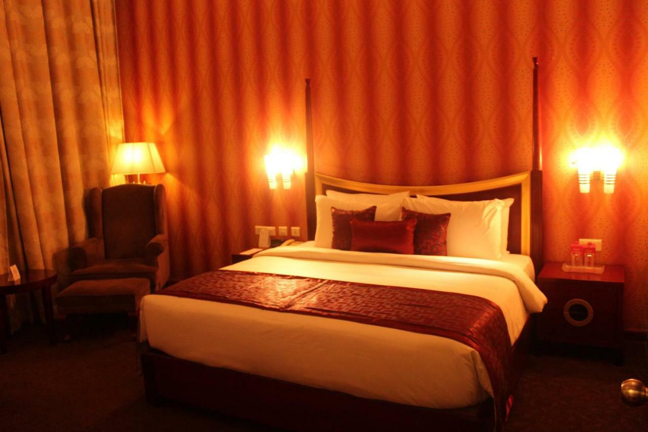 Ramada By Wyndham Jaipur Jaisinghpura Hotel Exterior foto