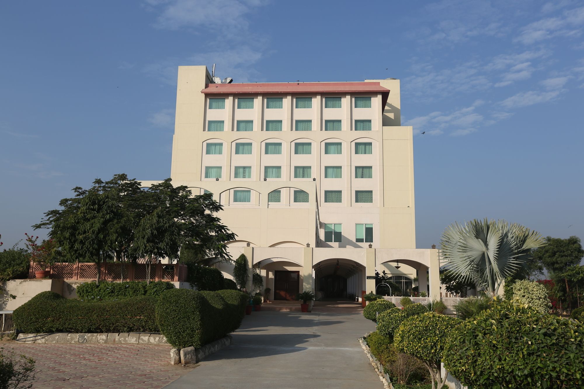 Ramada By Wyndham Jaipur Jaisinghpura Hotel Exterior foto