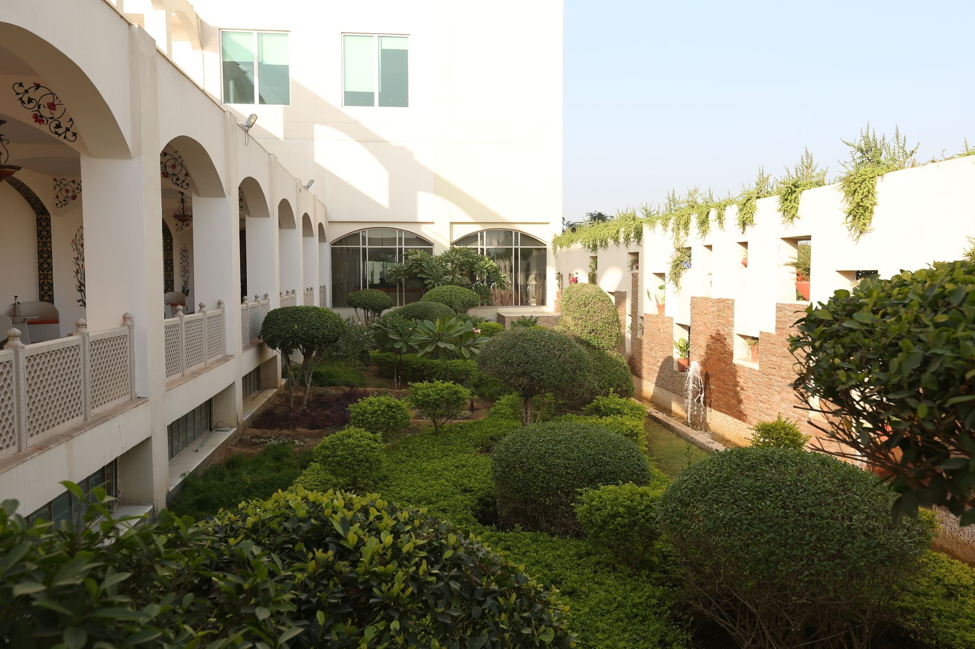 Ramada By Wyndham Jaipur Jaisinghpura Hotel Exterior foto